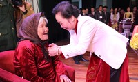 越南国家副主席阮氏缘授予“越南英雄母亲”称号