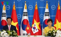 越南政府总理阮晋勇同韩国总统朴槿惠举行会谈