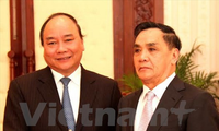 阮春福副总理礼节性拜会老挝国家主席和国会主席