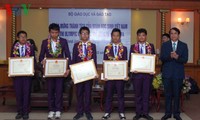 越南教育部举行仪式迎接载誉而归的国际青少年科学奥林匹克竞赛越南学生代表团