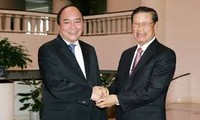 越南政府副总理阮春福会见老挝农村发展与扶贫中央指导委员会代表团
