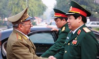 越南国防部部长冯光青同古巴革命武装力量部部长辛特拉举行会谈