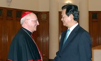 阮晋勇总理会见梵蒂冈圣座万民福音部部长斐洛尼