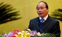阮春福向老挝驻越南大使馆献花篮祝贺老人民革命党建党60周年