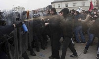 科索沃数千示威者与警方发生冲突