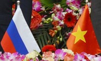 越俄领导人互致贺信庆祝两国建交65周年