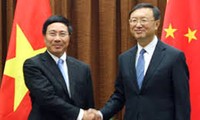 越南政府副总理兼外长范平明同中国国务委员会杨洁篪通电话