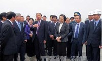越共中央组织部部长苏辉若向海防市吉碑国际机场建设项目施工单位祝贺新年