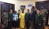 越南国防部干部代表团对驻中非联合国特派团进行工作访问