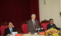 越共中央总书记阮富仲与政府监察总署举行工作座谈