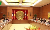 越南国会主席与老挝国会主席举行会谈
