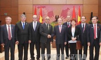 越南国会主席阮生雄会见摩洛哥参议院议长