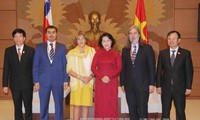 越南国会副主席阮氏金银会见智利众议院副议长