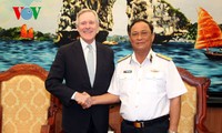 越南海军司令阮文献会见美国海军部部长马伯斯