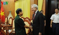 越南人民军总参谋长会见美国海军部部长