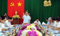 越南祖国阵线中央委员会主席阮善仁视察茶荣省