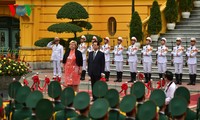 越南政府总理阮晋勇同挪威首相索尔贝格举行会谈