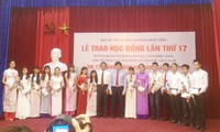 日本芙蓉集团向越南优秀学生颁发奖学金