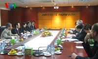 越共中央经济部部长会见美国贸易代表