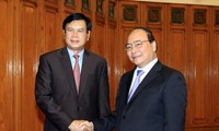 越南政府副总理阮春福会见老挝人民革命党经济发展战略研究部代表团