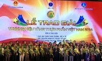 阮春福副总理颁发“越南食品金商标奖”