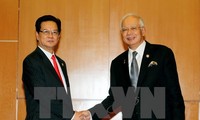 越南政府总理阮晋勇分别会见马来西亚总理纳吉布及菲律宾总统阿基诺三世