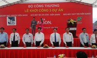 越南政府总理阮晋勇出席坚江省多项重点工程动工仪式