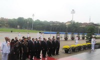 越南领导人向胡志明主席陵敬献花圈