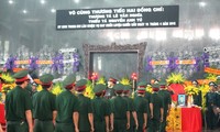 越南有关方面为在苏-22飞机失事事故中牺牲的两名飞行员举行追悼会