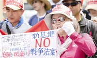 日本民众举行示威游行抗议美军新建空军基地