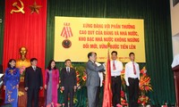越南国会主席阮生雄出席国家银库获颁二级独立勋章仪式