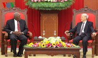 越南党和国家领导人会见古巴共产党高级代表团