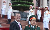 美国国防部长阿什顿•卡特访问越南