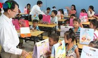 河内举行为孩子们建学校筹款文艺周