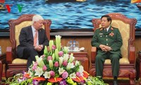 越南国防部长冯光青会见联合国维和事务副秘书长