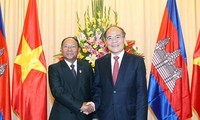 柬埔寨国会主席韩桑林会见越南国会主席阮生雄