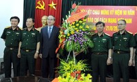越南祖国阵线中央委员会主席探望并祝贺人民武装力量新闻工作者