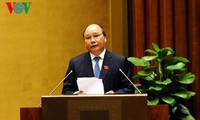 越南政府副总理阮春福在十三届国会九次会议上接受质询