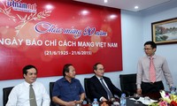 越南祖国阵线中央委员会主席阮善仁探望并祝贺《越南新闻网》