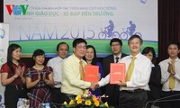 越南儿童保护基金会向贫困好学儿童赠送一千两百辆自行车
