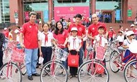 越南儿童保护基金向平定省贫困儿童赠送自行车