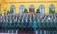 越南国家主席张晋创会见全军先进典型