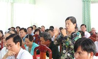 越南国会代表团与各地方选民接触 通报越南13届国会9次会议的结果