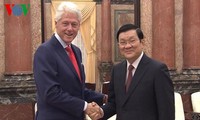 越南国家主席张晋创会见美国前总统克林顿
