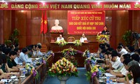 越南政府总理阮晋勇向选民通报第13届国会第9次会议结果