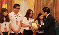 张晋创主席：国家一向欢迎在国外学习的越南学生回国参加家乡祖国建设