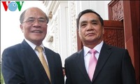 越南国会主席阮生雄会见老挝总理