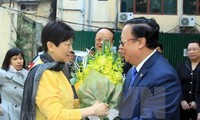 越友联向中国对外友协会长李小林授予“为了各民族和平友好”纪念章