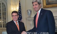 美国国务卿和古巴外长举行历史性会晤