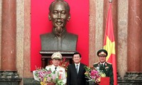 张晋创主席向越南武装力量将领颁发晋升军衔决定
